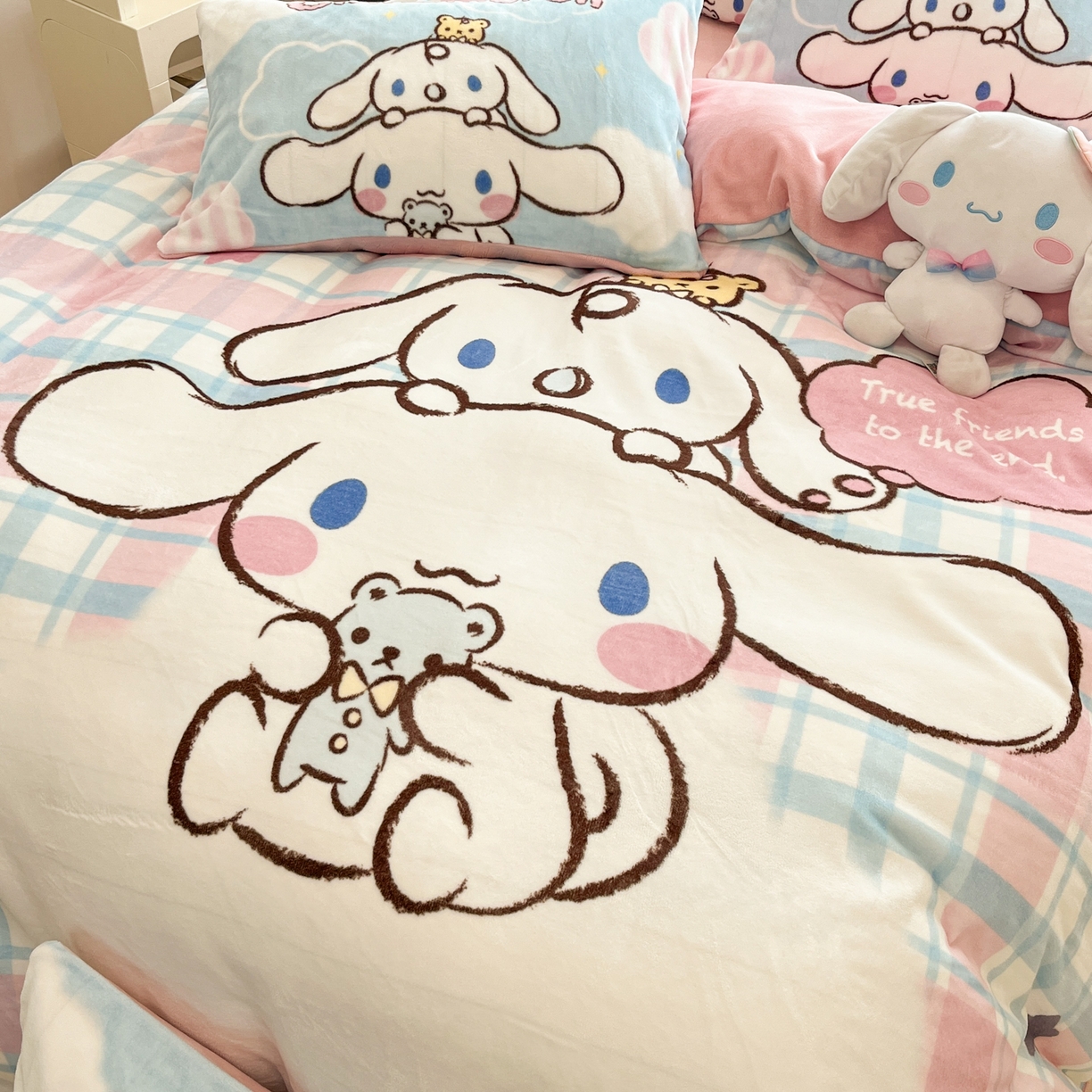 91家纺网 家纺一手货源 找家纺 金爱家 2025新品大版卡通平网数码印花加厚高克重牛奶绒皮卡丘系列四件套 绒大版-彩格玉桂狗