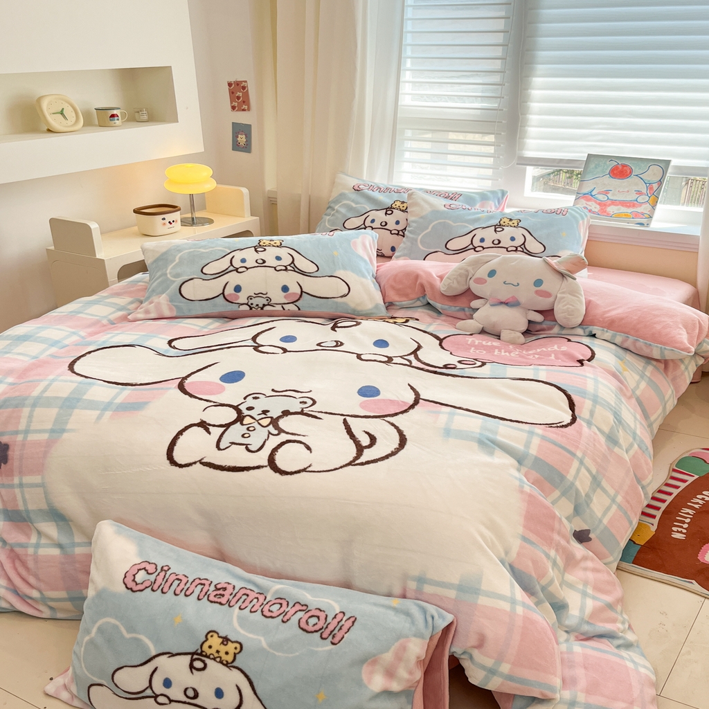 91家纺网 家纺一手货源 找家纺 金爱家 2025新品大版卡通平网数码印花加厚高克重牛奶绒皮卡丘系列四件套 绒大版-彩格玉桂狗