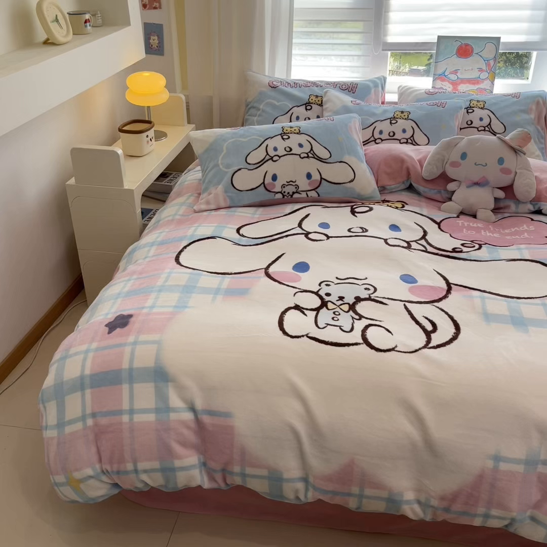 91家纺网 家纺一手货源 找家纺 金爱家 2025新品大版卡通平网数码印花加厚高克重牛奶绒皮卡丘系列四件套 绒大版-彩格玉桂狗