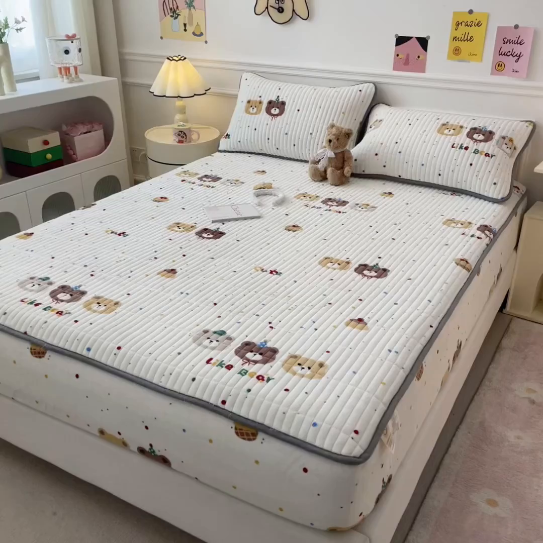 91家纺网 家纺一手货源 找家纺 （总）摩妮卡 2025新款小清新系列印花牛奶绒夹棉床笠三件套