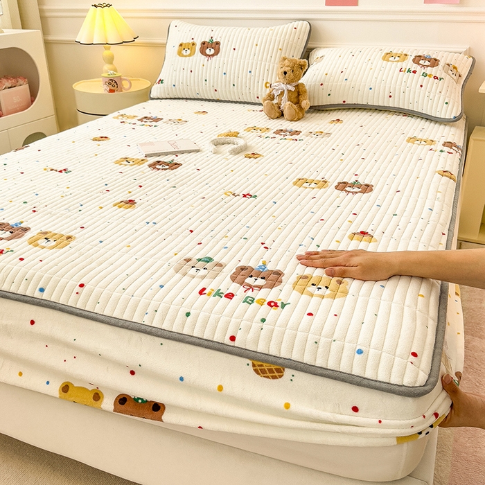 91家纺网 家纺一手货源 找家纺 （总）摩妮卡 2025新款小清新系列印花牛奶绒夹棉床笠三件套,三只小熊,巴洛克暖阳,呆萌熊猫,嘟嘟狗,花儿朵朵,花间密语,花溪,快乐小白,萌宠乐园,秘密花园,奇幻兔,琪琪兔,情系花香,童趣乐园,旺星人,小可爱,心元素,修狗