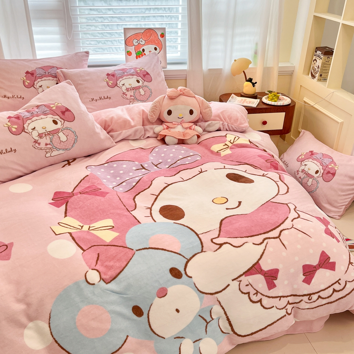 91家纺网 家纺一手货源 找家纺 金爱家 2025新品大版卡通平网数码印花加厚高克重牛奶绒皮卡丘系列四件套 绒大版-公主美乐蒂