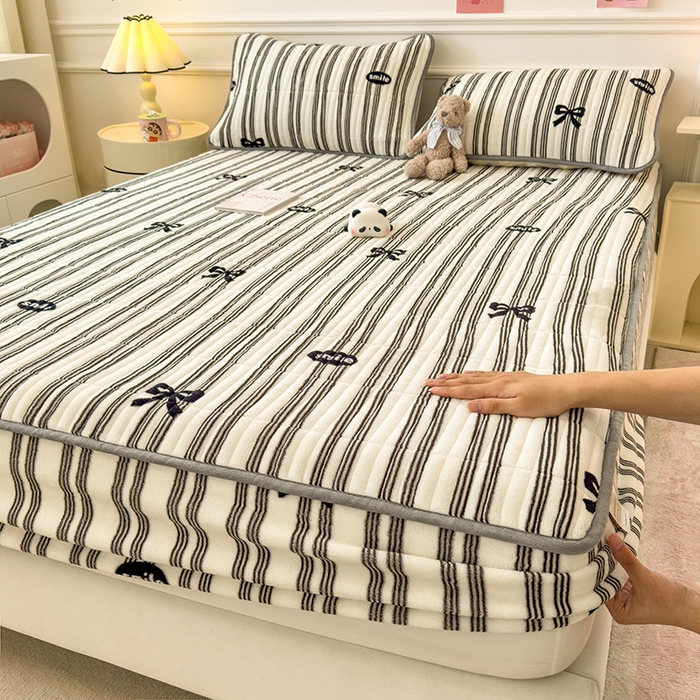 91家纺网 家纺一手货源 找家纺 （总）摩妮卡 2025新款小清新系列印花牛奶绒夹棉床笠三件套