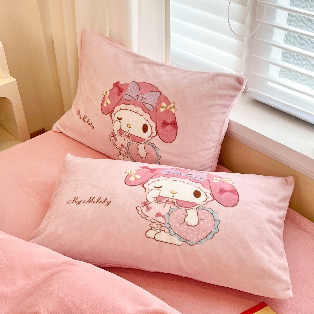 91家纺网 家纺一手货源 找家纺 金爱家 2025新品大版卡通平网数码印花加厚高克重牛奶绒皮卡丘系列四件套 绒大版-公主美乐蒂