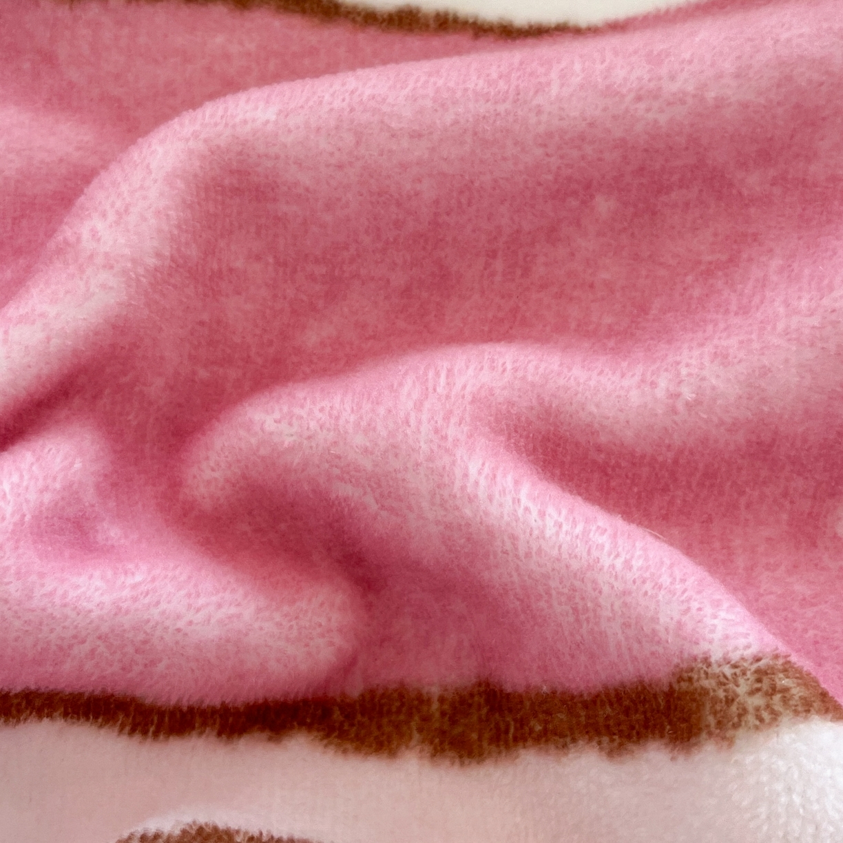 91家纺网 家纺一手货源 找家纺 金爱家 2025新品大版卡通平网数码印花加厚高克重牛奶绒皮卡丘系列四件套 绒大版-公主美乐蒂