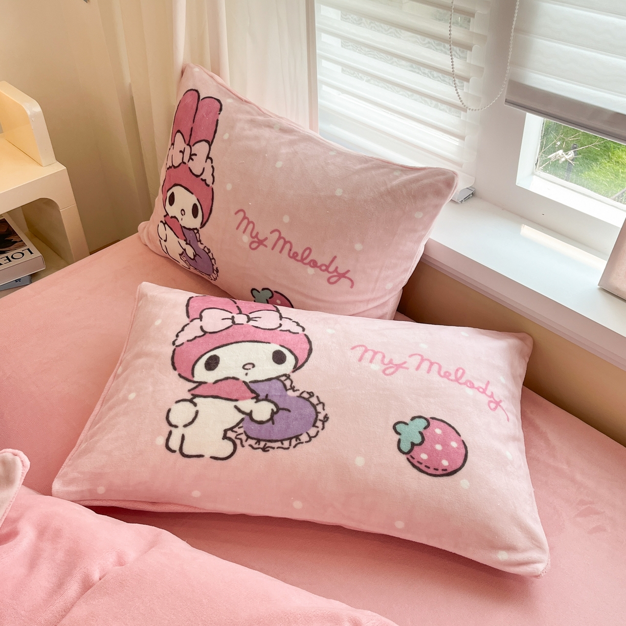 91家纺网 家纺一手货源 找家纺 金爱家 2025新品大版卡通平网数码印花加厚高克重牛奶绒皮卡丘系列四件套 绒大版-木马美乐蒂