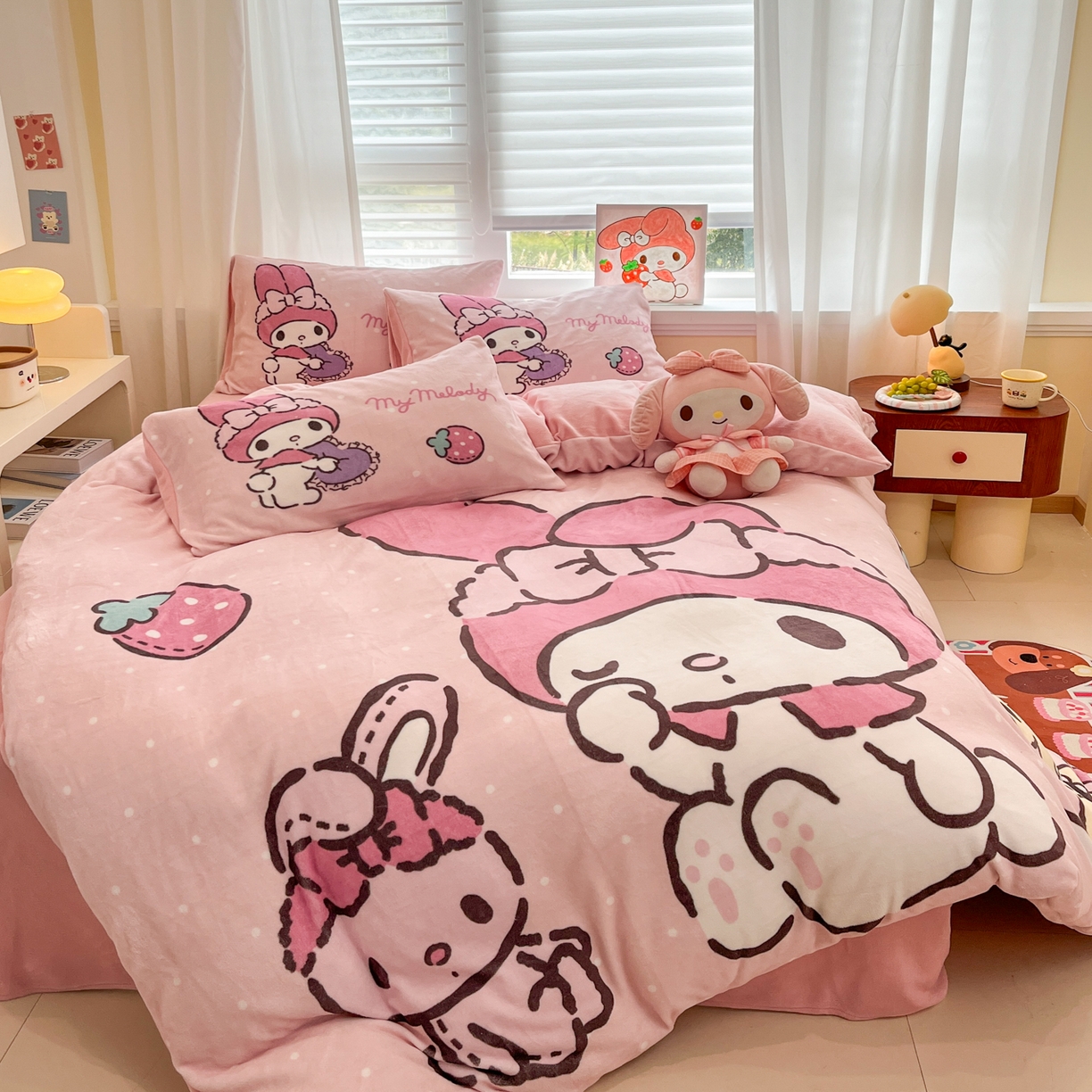 91家纺网 家纺一手货源 找家纺 金爱家 2025新品大版卡通平网数码印花加厚高克重牛奶绒皮卡丘系列四件套 绒大版-木马美乐蒂