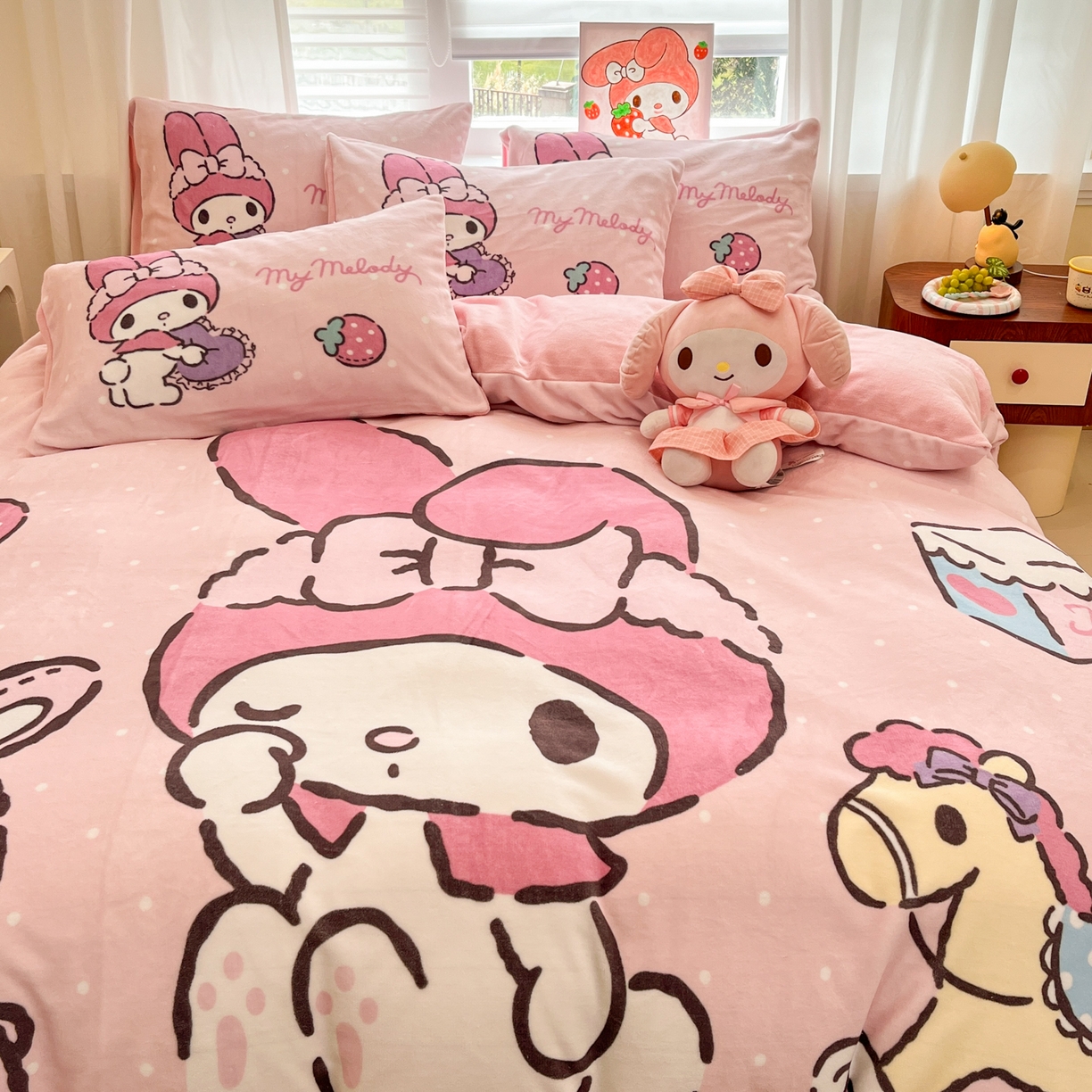 91家纺网 家纺一手货源 找家纺 金爱家 2025新品大版卡通平网数码印花加厚高克重牛奶绒皮卡丘系列四件套 绒大版-木马美乐蒂