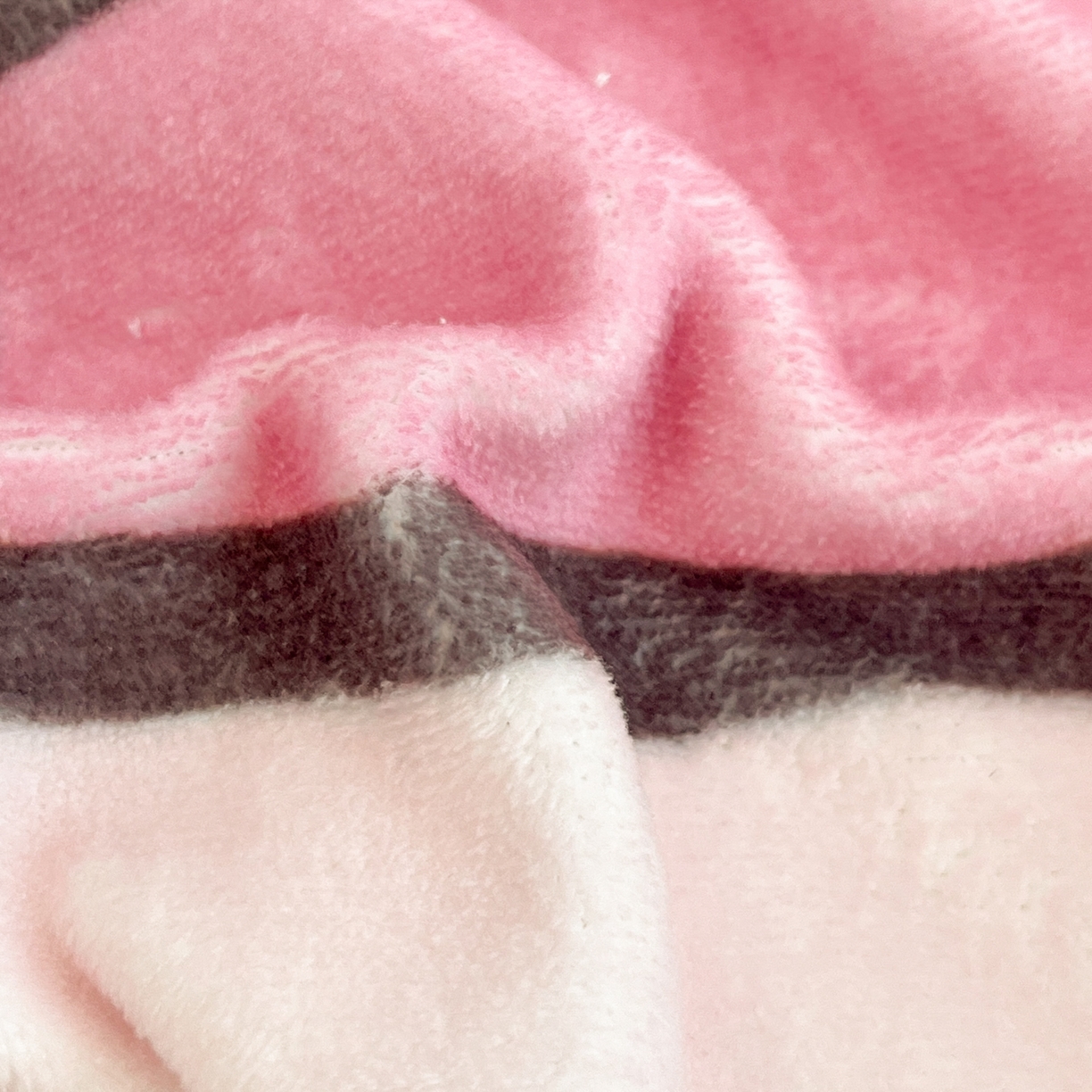 91家纺网 家纺一手货源 找家纺 金爱家 2025新品大版卡通平网数码印花加厚高克重牛奶绒皮卡丘系列四件套 绒大版-木马美乐蒂