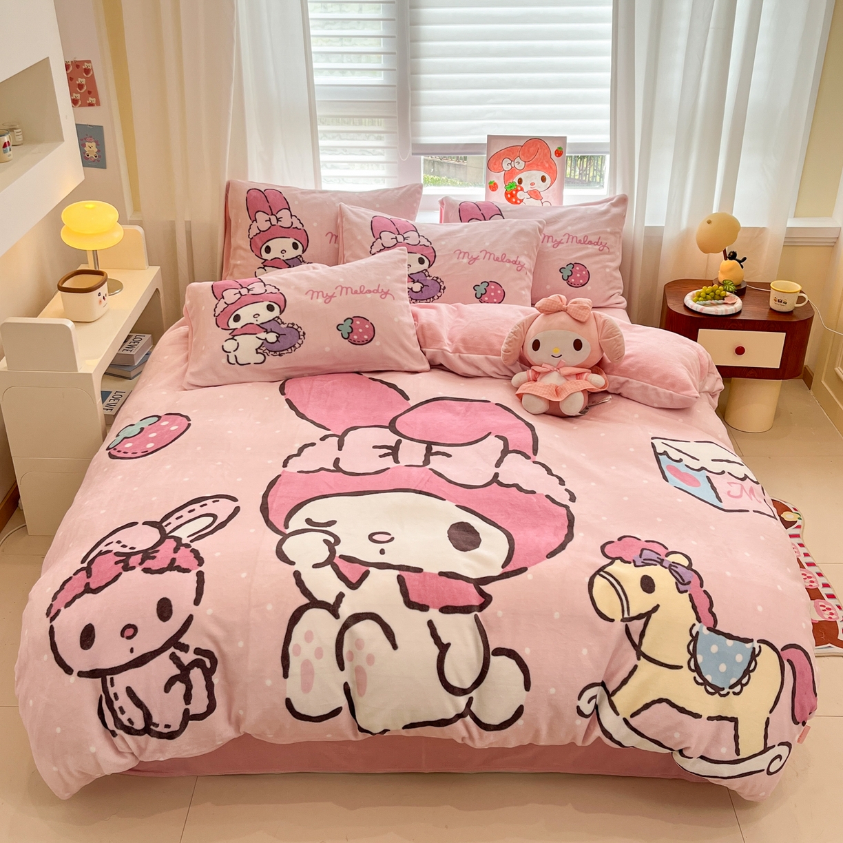 91家纺网 家纺一手货源 找家纺 金爱家 2025新品大版卡通平网数码印花加厚高克重牛奶绒皮卡丘系列四件套 绒大版-木马美乐蒂