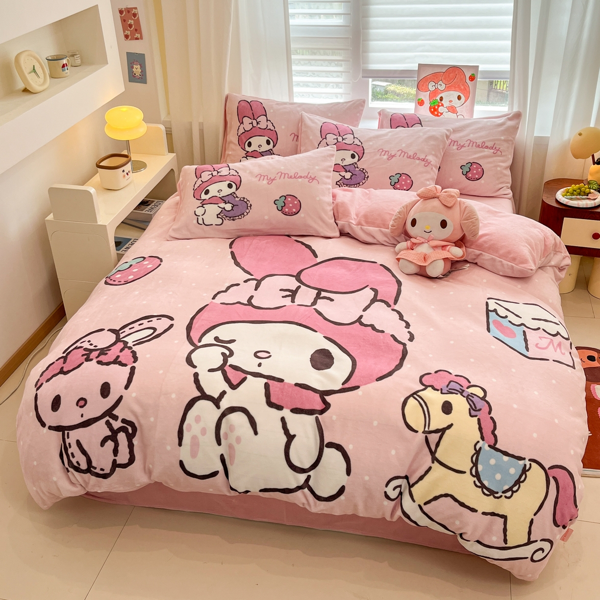 91家纺网 家纺一手货源 找家纺 金爱家 2025新品大版卡通平网数码印花加厚高克重牛奶绒皮卡丘系列四件套 绒大版-木马美乐蒂