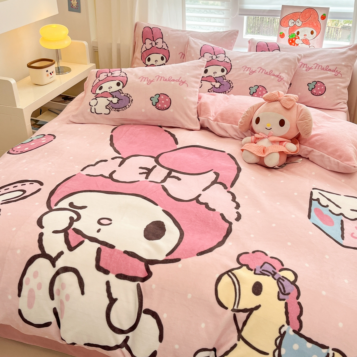 91家纺网 家纺一手货源 找家纺 金爱家 2025新品大版卡通平网数码印花加厚高克重牛奶绒皮卡丘系列四件套 绒大版-木马美乐蒂