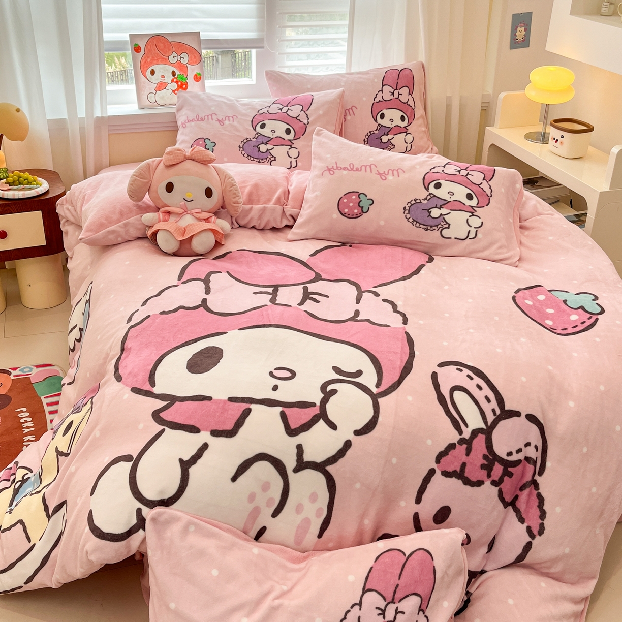 91家纺网 家纺一手货源 找家纺 金爱家 2025新品大版卡通平网数码印花加厚高克重牛奶绒皮卡丘系列四件套 绒大版-木马美乐蒂