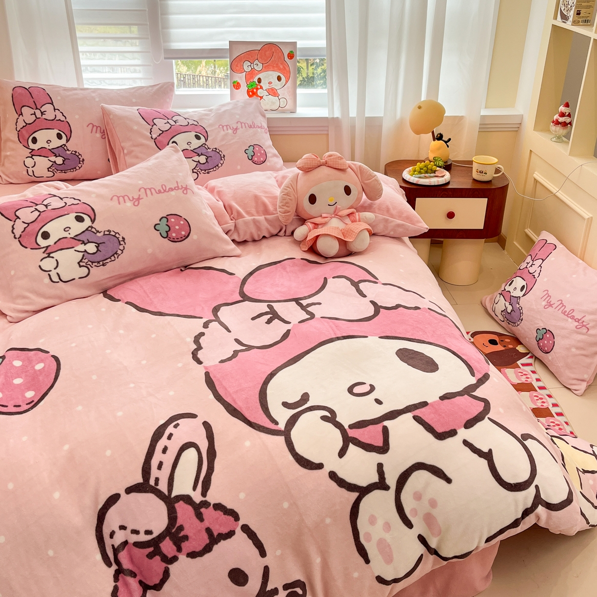 91家纺网 家纺一手货源 找家纺 金爱家 2025新品大版卡通平网数码印花加厚高克重牛奶绒皮卡丘系列四件套 绒大版-木马美乐蒂