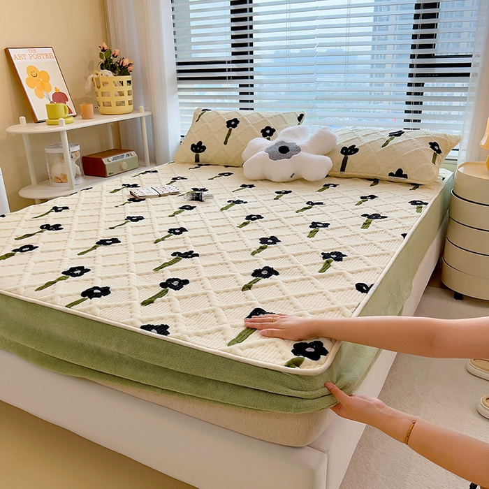 91家纺网 家纺一手货源 找家纺 （总）摩妮卡 2025新款小清新系列印花牛奶绒夹棉床笠三件套