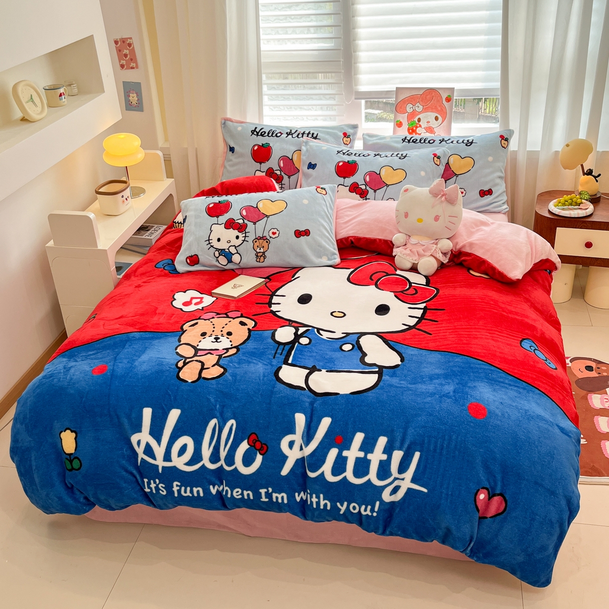 91家纺网 家纺一手货源 找家纺 金爱家 2025新品大版卡通平网数码印花加厚高克重牛奶绒皮卡丘系列四件套 绒大版-气球苹果kt