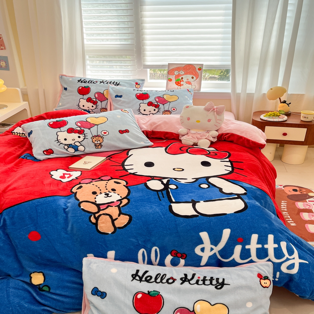 91家纺网 家纺一手货源 找家纺 金爱家 2025新品大版卡通平网数码印花加厚高克重牛奶绒皮卡丘系列四件套 绒大版-气球苹果kt