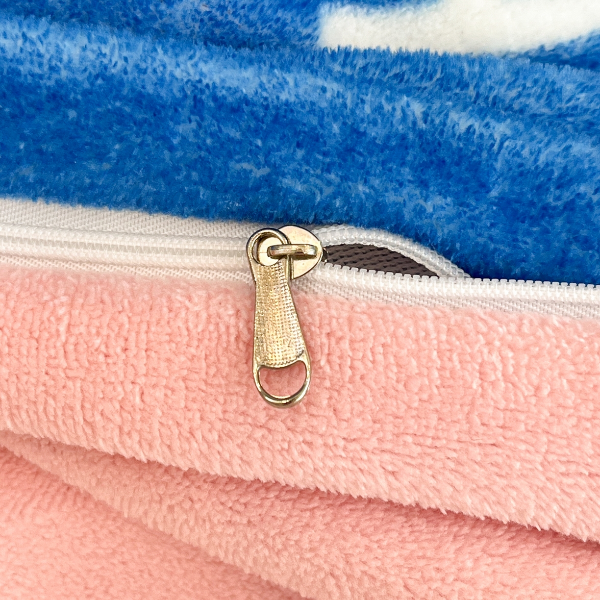 91家纺网 家纺一手货源 找家纺 金爱家 2025新品大版卡通平网数码印花加厚高克重牛奶绒皮卡丘系列四件套 绒大版-气球苹果kt