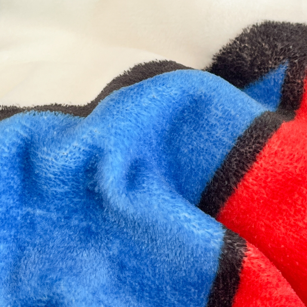 91家纺网 家纺一手货源 找家纺 金爱家 2025新品大版卡通平网数码印花加厚高克重牛奶绒皮卡丘系列四件套 绒大版-气球苹果kt