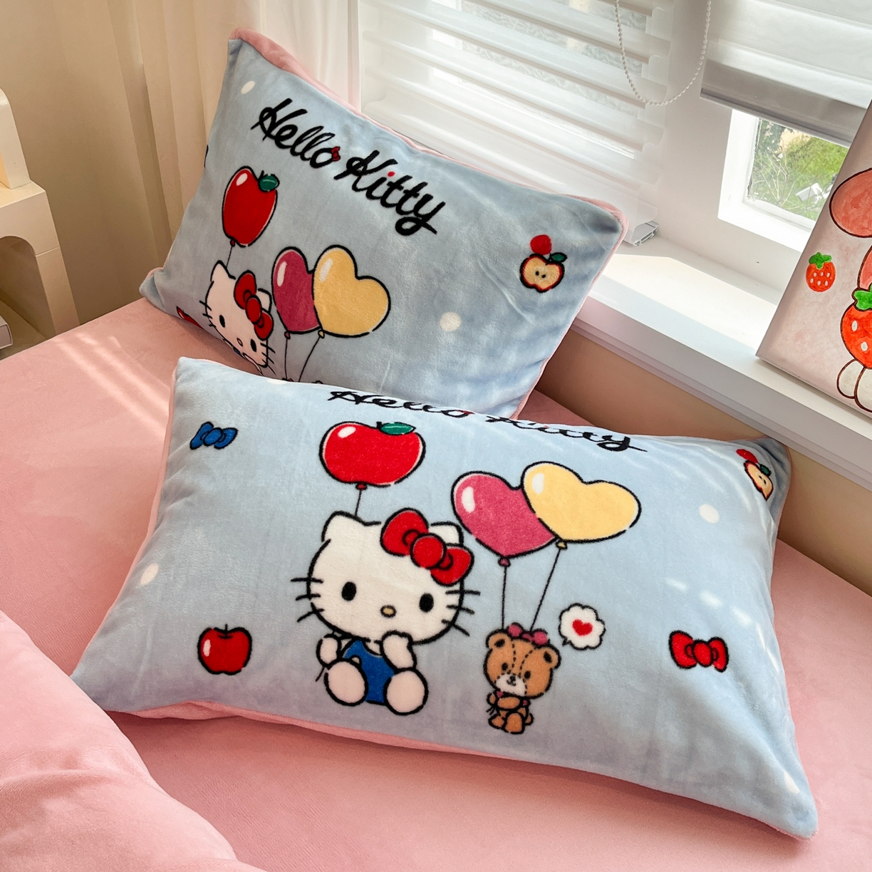 91家纺网 家纺一手货源 找家纺 金爱家 2025新品大版卡通平网数码印花加厚高克重牛奶绒皮卡丘系列四件套 绒大版-气球苹果kt