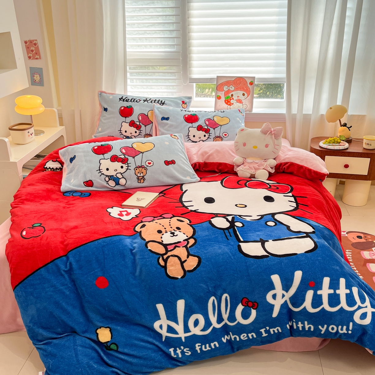 91家纺网 家纺一手货源 找家纺 金爱家 2025新品大版卡通平网数码印花加厚高克重牛奶绒皮卡丘系列四件套 绒大版-气球苹果kt