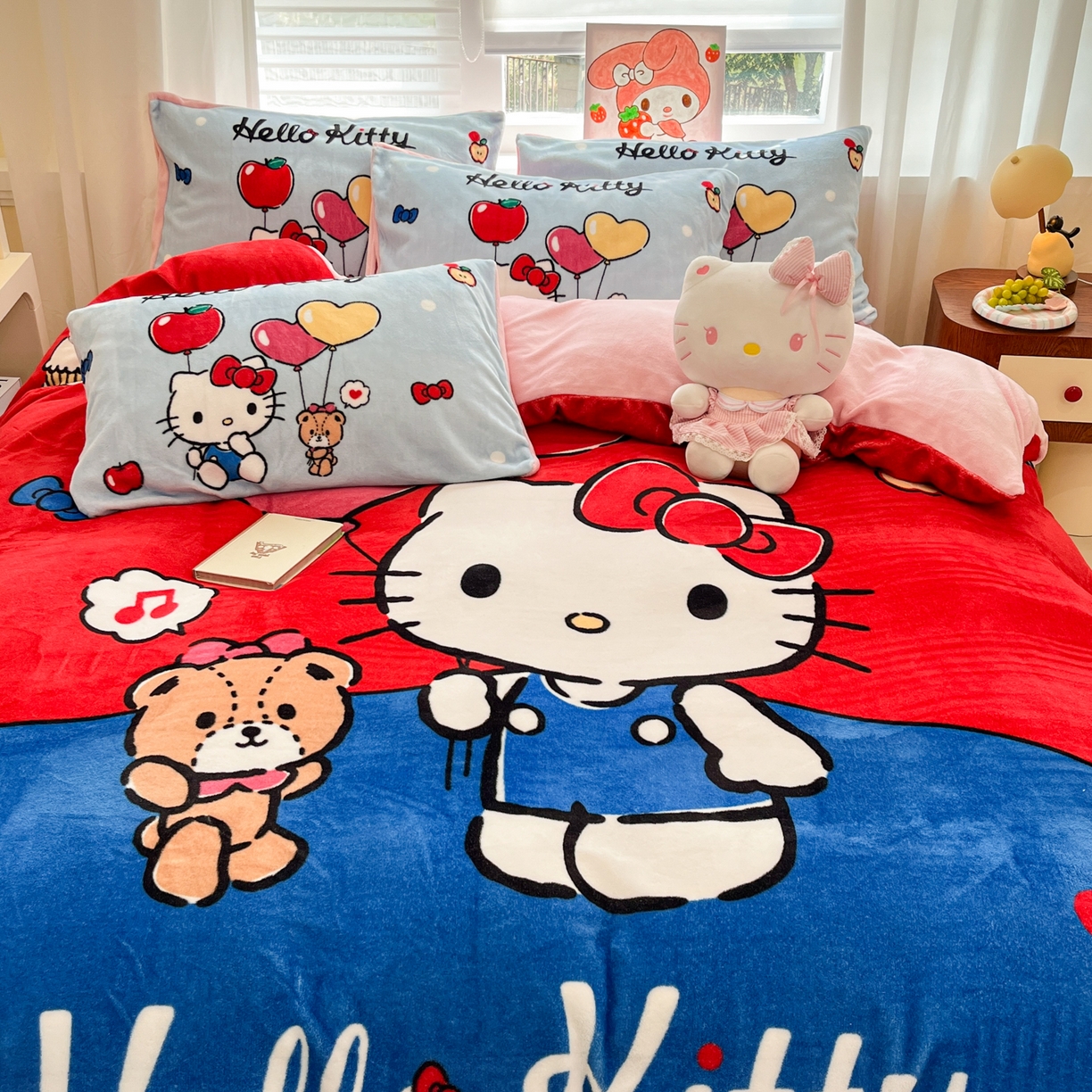 91家纺网 家纺一手货源 找家纺 金爱家 2025新品大版卡通平网数码印花加厚高克重牛奶绒皮卡丘系列四件套 绒大版-气球苹果kt