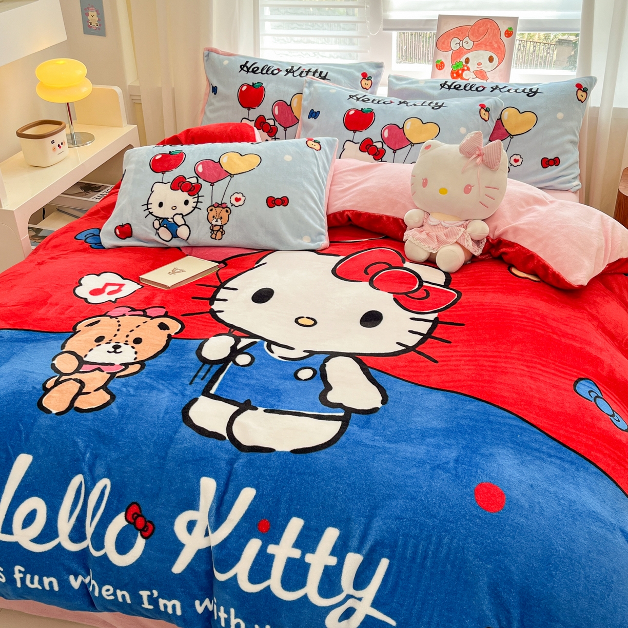 91家纺网 家纺一手货源 找家纺 金爱家 2025新品大版卡通平网数码印花加厚高克重牛奶绒皮卡丘系列四件套 绒大版-气球苹果kt