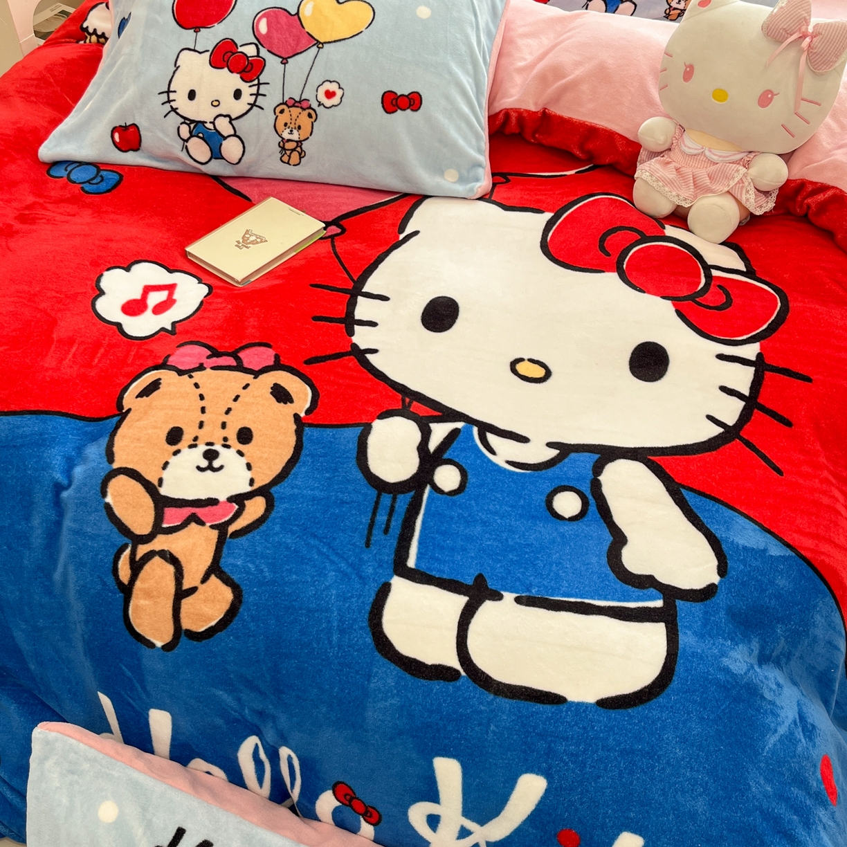 91家纺网 家纺一手货源 找家纺 金爱家 2025新品大版卡通平网数码印花加厚高克重牛奶绒皮卡丘系列四件套 绒大版-气球苹果kt