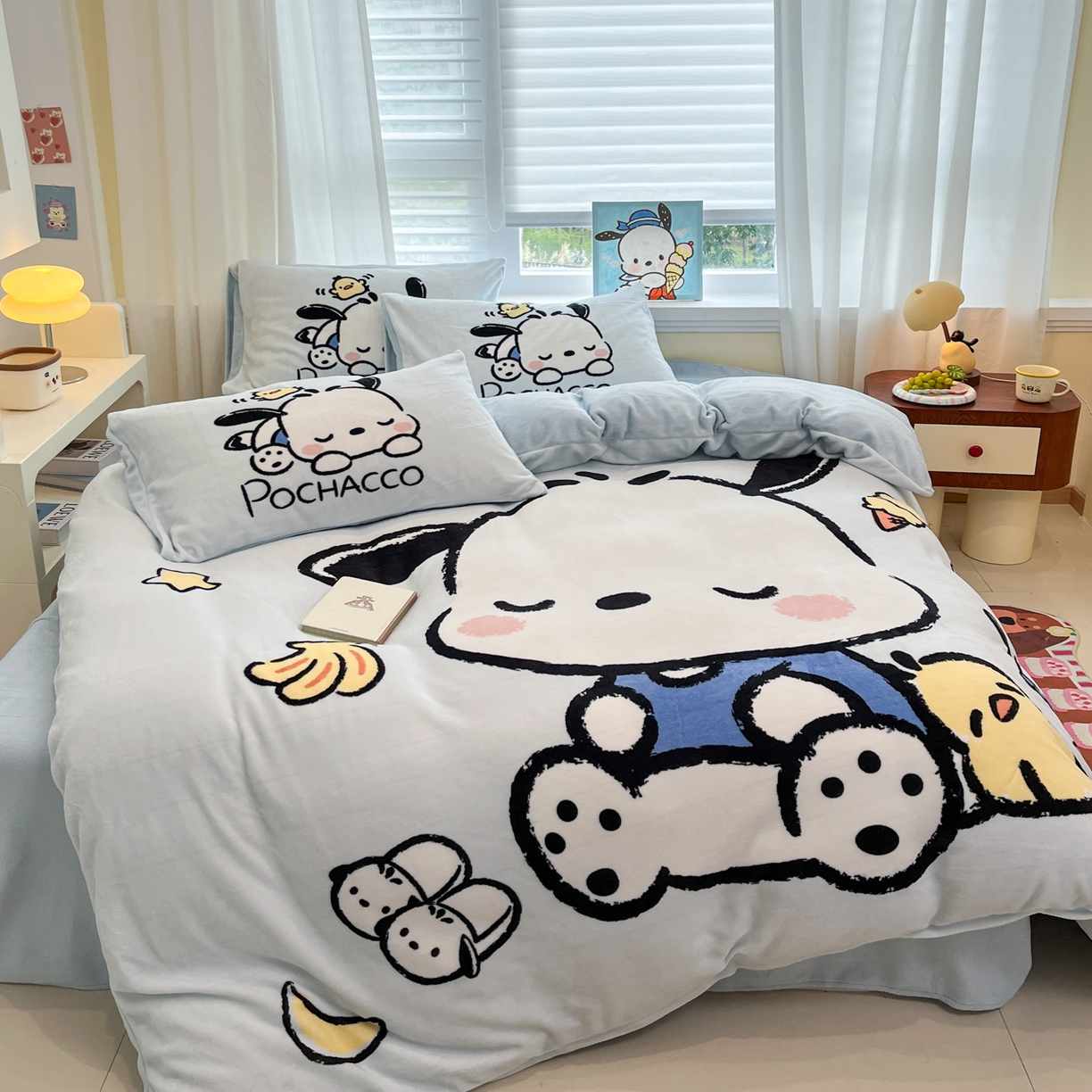 91家纺网 家纺一手货源 找家纺 金爱家 2025新品大版卡通平网数码印花加厚高克重牛奶绒皮卡丘系列四件套 绒大版-香蕉帕哈狗