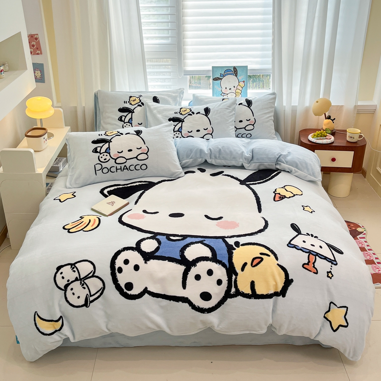 91家纺网 家纺一手货源 找家纺 金爱家 2025新品大版卡通平网数码印花加厚高克重牛奶绒皮卡丘系列四件套 绒大版-香蕉帕哈狗