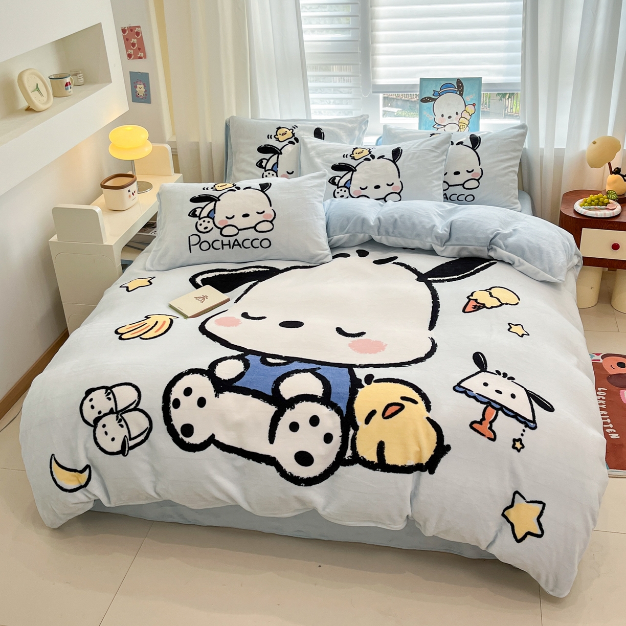 91家纺网 家纺一手货源 找家纺 金爱家 2025新品大版卡通平网数码印花加厚高克重牛奶绒皮卡丘系列四件套 绒大版-香蕉帕哈狗