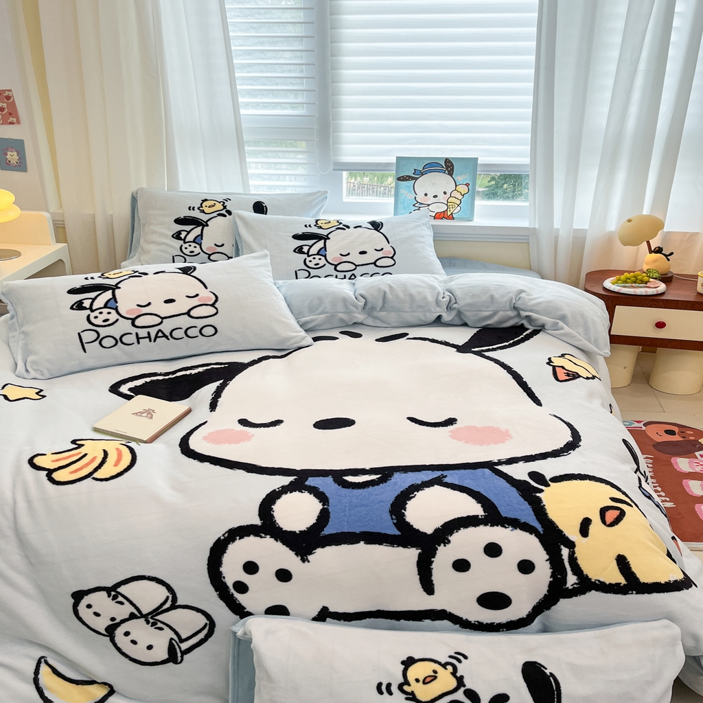 91家纺网 家纺一手货源 找家纺 金爱家 2025新品大版卡通平网数码印花加厚高克重牛奶绒皮卡丘系列四件套 绒大版-香蕉帕哈狗