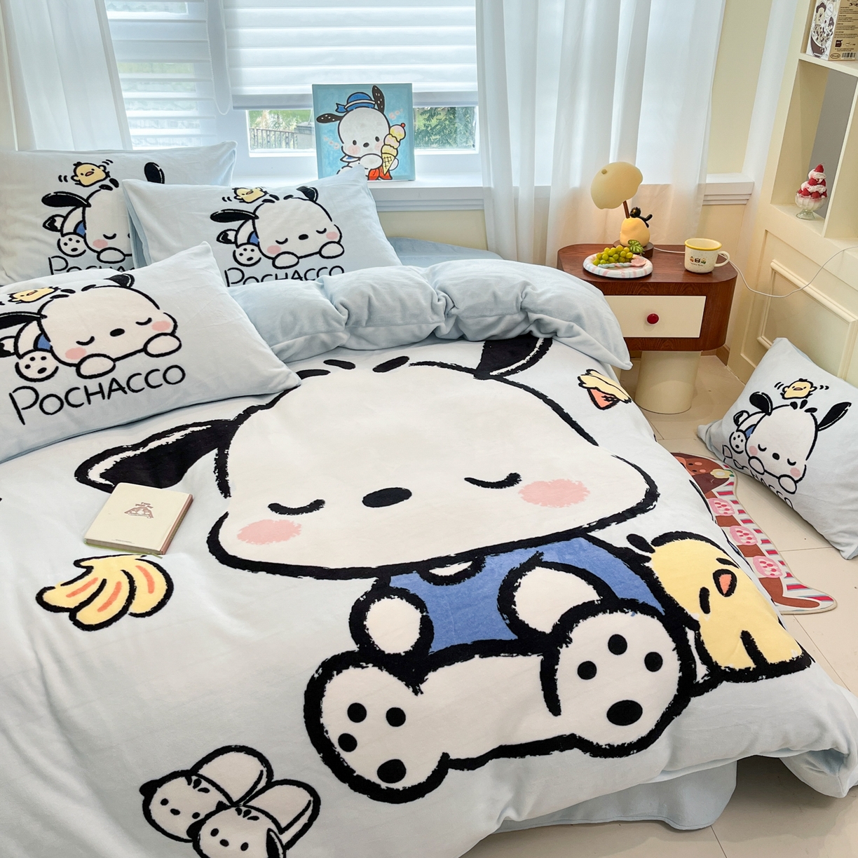 91家纺网 家纺一手货源 找家纺 金爱家 2025新品大版卡通平网数码印花加厚高克重牛奶绒皮卡丘系列四件套 绒大版-香蕉帕哈狗