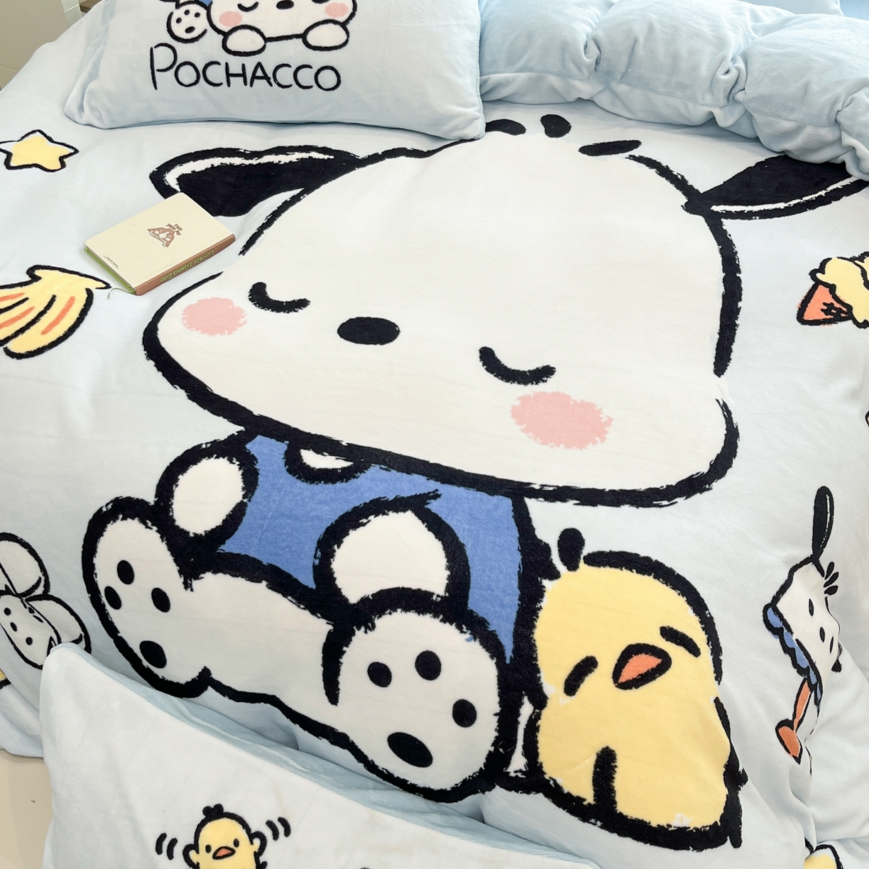 91家纺网 家纺一手货源 找家纺 金爱家 2025新品大版卡通平网数码印花加厚高克重牛奶绒皮卡丘系列四件套 绒大版-香蕉帕哈狗