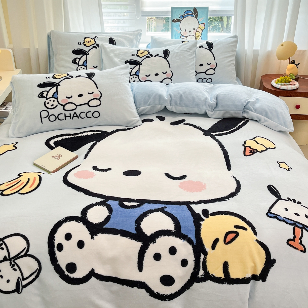 91家纺网 家纺一手货源 找家纺 金爱家 2025新品大版卡通平网数码印花加厚高克重牛奶绒皮卡丘系列四件套 绒大版-香蕉帕哈狗