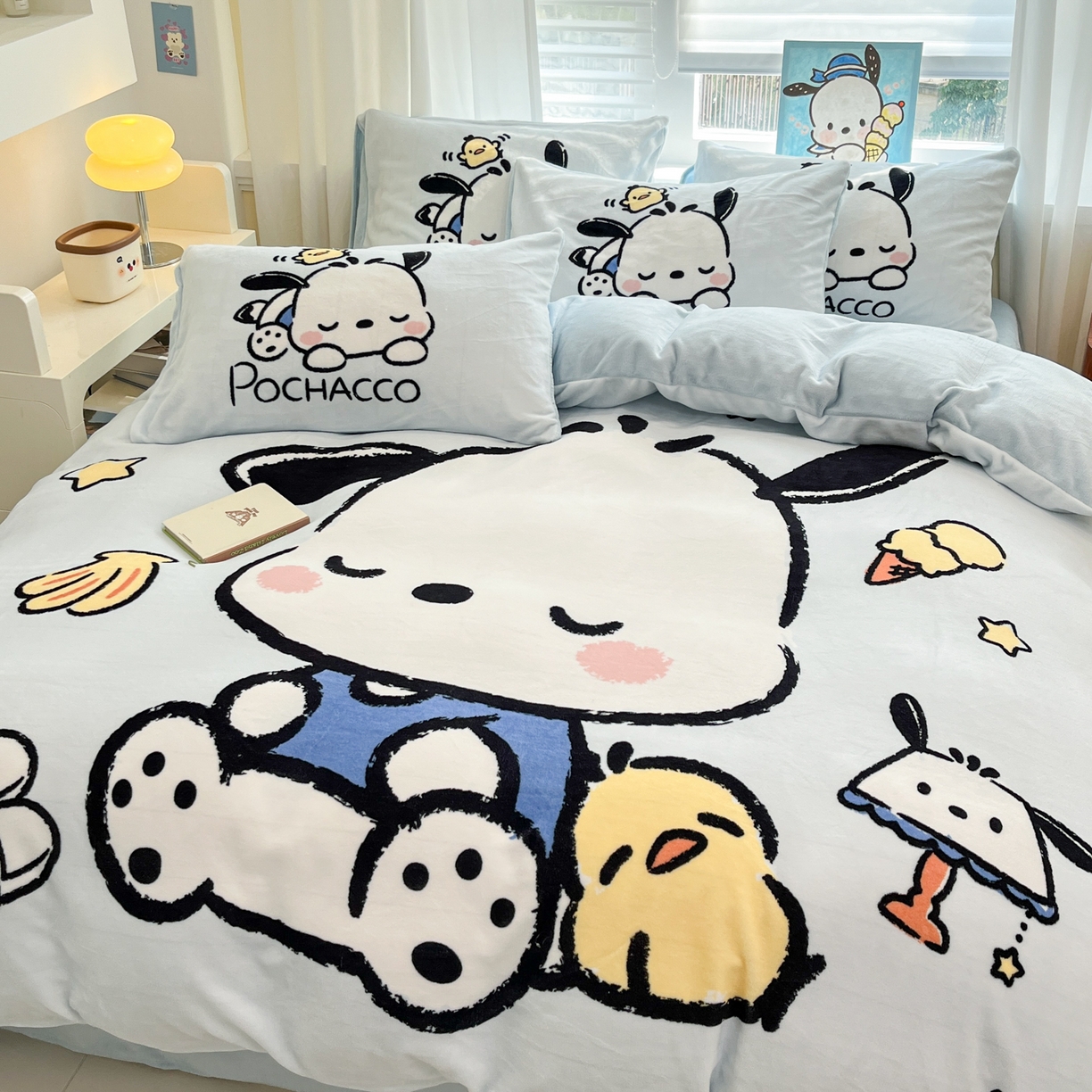 91家纺网 家纺一手货源 找家纺 金爱家 2025新品大版卡通平网数码印花加厚高克重牛奶绒皮卡丘系列四件套 绒大版-香蕉帕哈狗