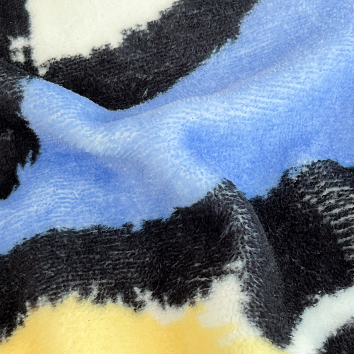 91家纺网 家纺一手货源 找家纺 金爱家 2025新品大版卡通平网数码印花加厚高克重牛奶绒皮卡丘系列四件套 绒大版-香蕉帕哈狗