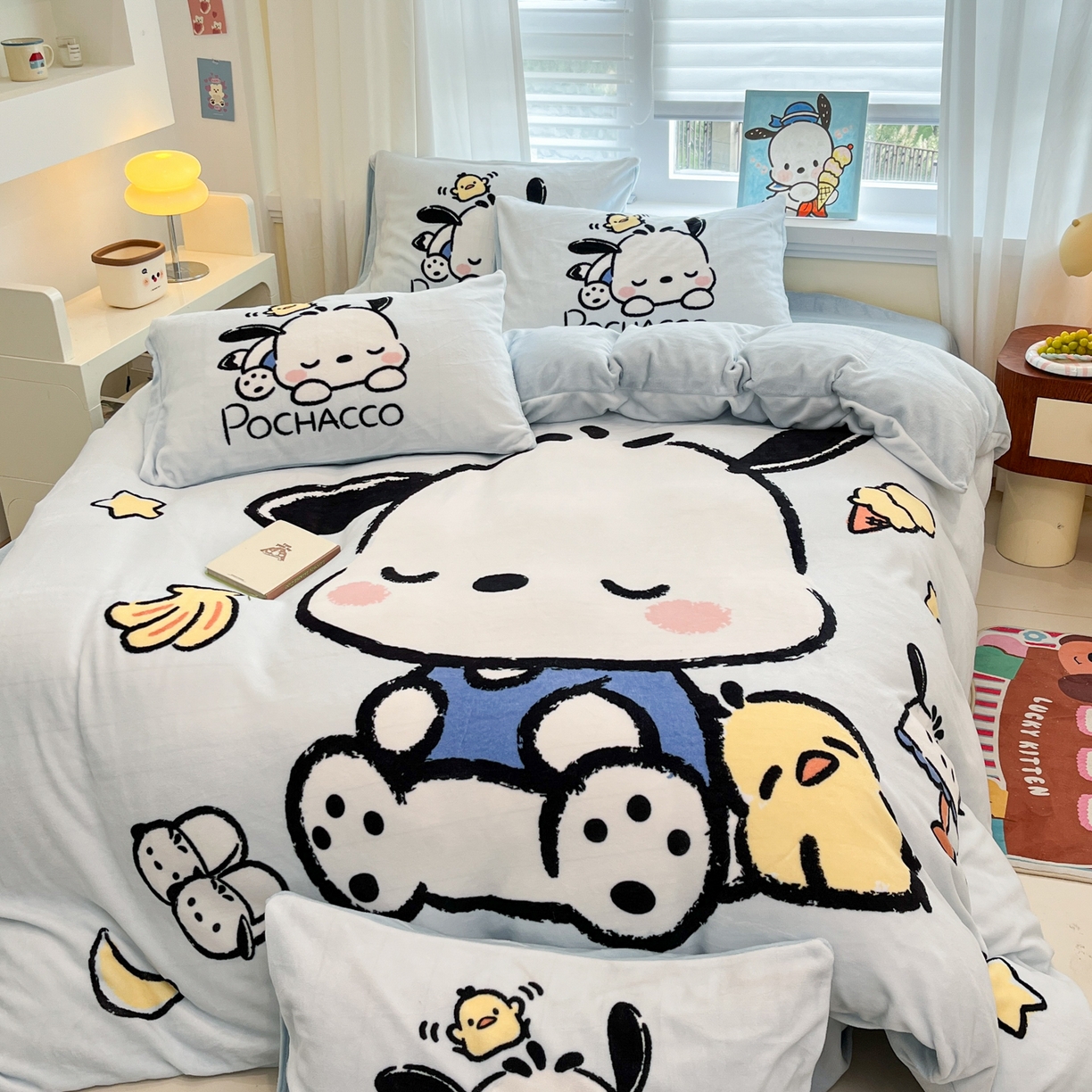 91家纺网 家纺一手货源 找家纺 金爱家 2025新品大版卡通平网数码印花加厚高克重牛奶绒皮卡丘系列四件套 绒大版-香蕉帕哈狗