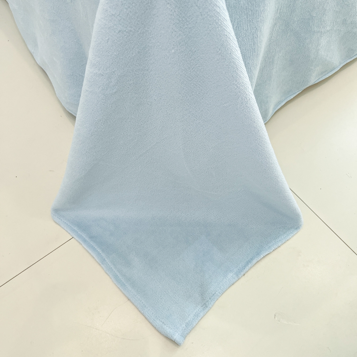 91家纺网 家纺一手货源 找家纺 金爱家 2025新品大版卡通平网数码印花加厚高克重牛奶绒皮卡丘系列四件套 绒大版-香蕉帕哈狗