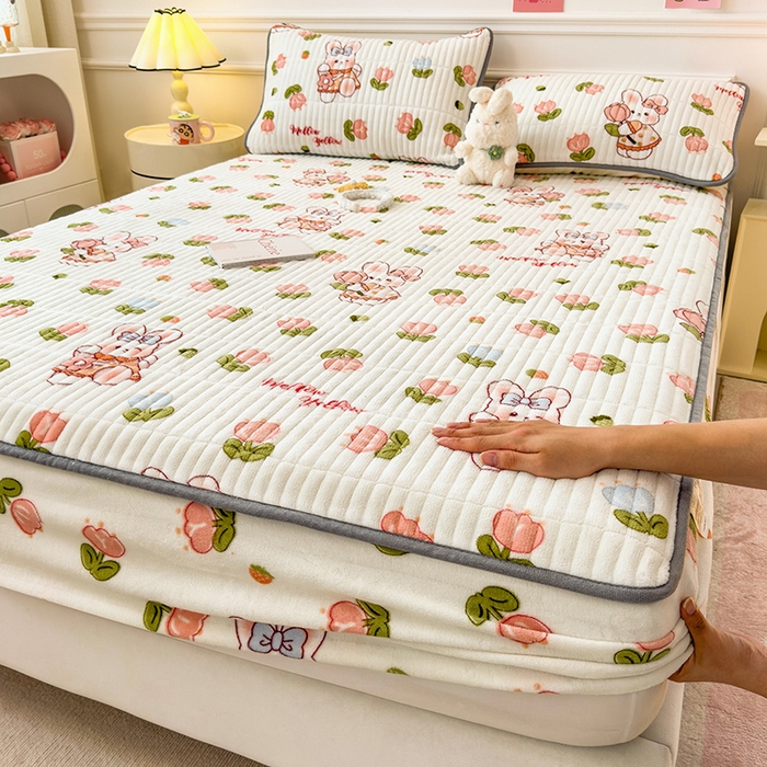 91家纺网 家纺一手货源 找家纺 （总）摩妮卡 2025新款小清新系列印花牛奶绒夹棉床笠三件套