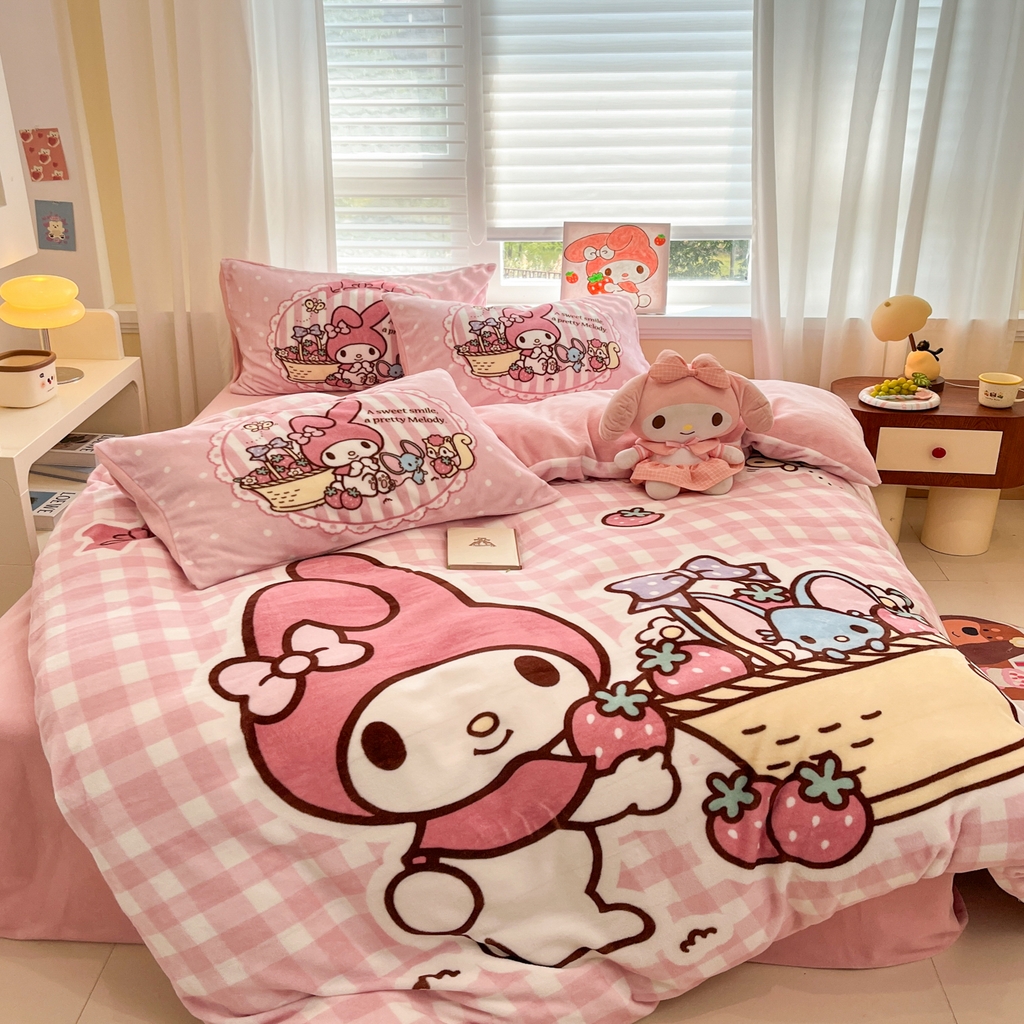 91家纺网 家纺一手货源 找家纺 金爱家 2025新品大版卡通平网数码印花加厚高克重牛奶绒皮卡丘系列四件套 绒大版-野营美乐蒂