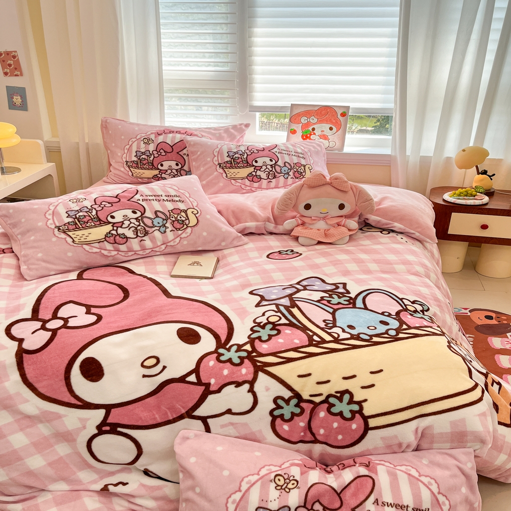 91家纺网 家纺一手货源 找家纺 金爱家 2025新品大版卡通平网数码印花加厚高克重牛奶绒皮卡丘系列四件套 绒大版-野营美乐蒂