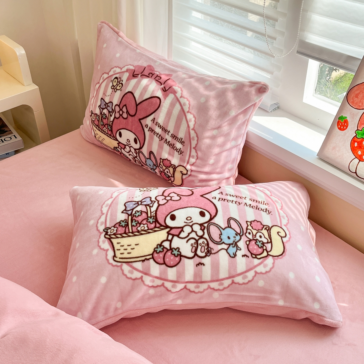 91家纺网 家纺一手货源 找家纺 金爱家 2025新品大版卡通平网数码印花加厚高克重牛奶绒皮卡丘系列四件套 绒大版-野营美乐蒂