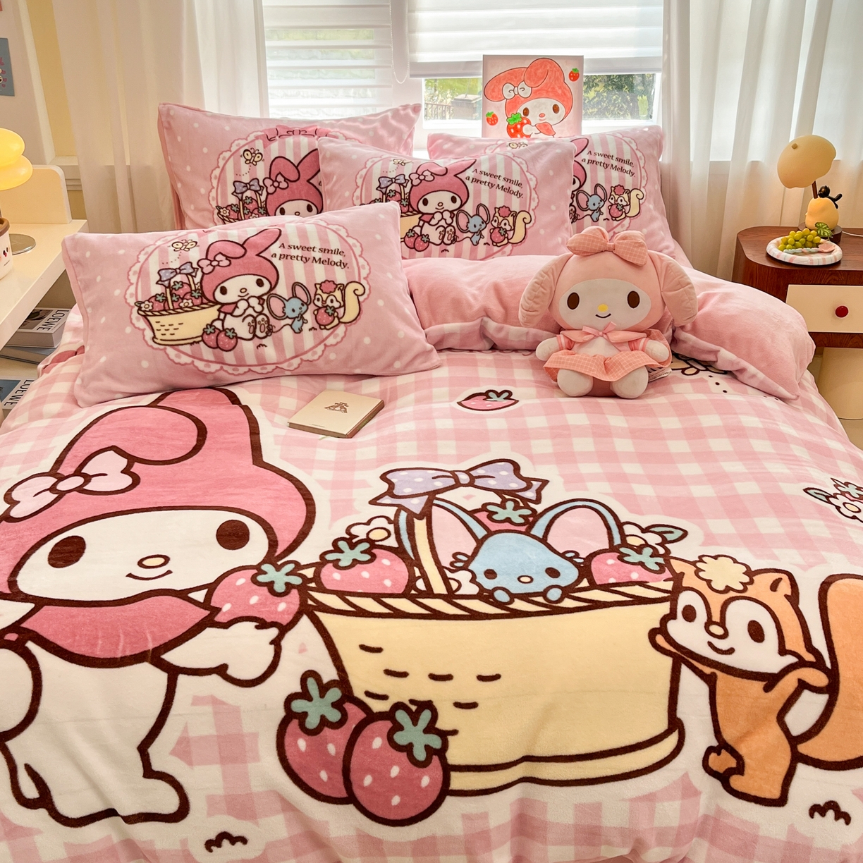 91家纺网 家纺一手货源 找家纺 金爱家 2025新品大版卡通平网数码印花加厚高克重牛奶绒皮卡丘系列四件套 绒大版-野营美乐蒂