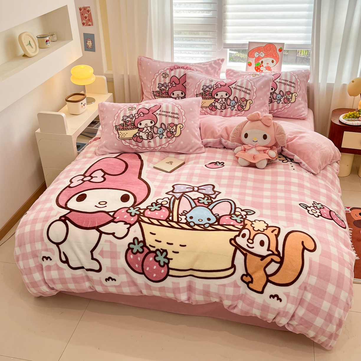 91家纺网 家纺一手货源 找家纺 金爱家 2025新品大版卡通平网数码印花加厚高克重牛奶绒皮卡丘系列四件套 绒大版-野营美乐蒂