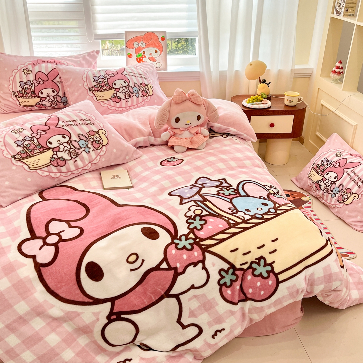 91家纺网 家纺一手货源 找家纺 金爱家 2025新品大版卡通平网数码印花加厚高克重牛奶绒皮卡丘系列四件套 绒大版-野营美乐蒂