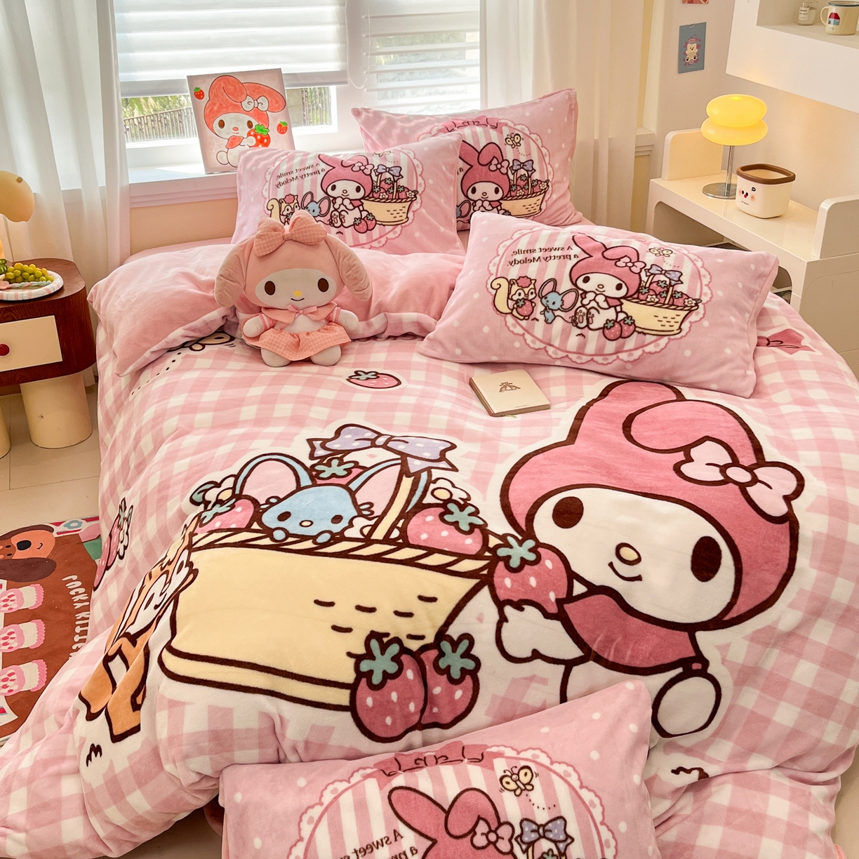 91家纺网 家纺一手货源 找家纺 金爱家 2025新品大版卡通平网数码印花加厚高克重牛奶绒皮卡丘系列四件套 绒大版-野营美乐蒂