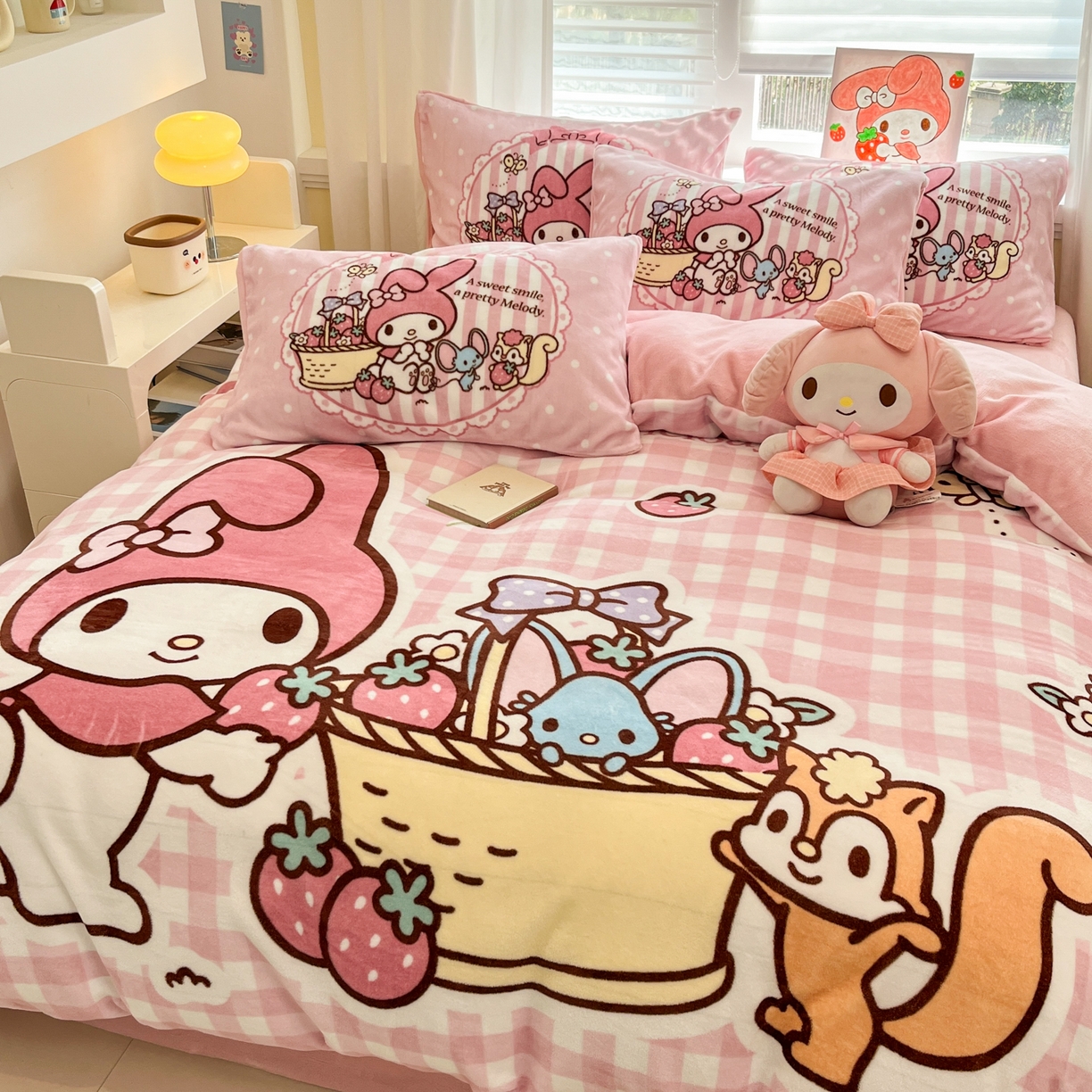 91家纺网 家纺一手货源 找家纺 金爱家 2025新品大版卡通平网数码印花加厚高克重牛奶绒皮卡丘系列四件套 绒大版-野营美乐蒂