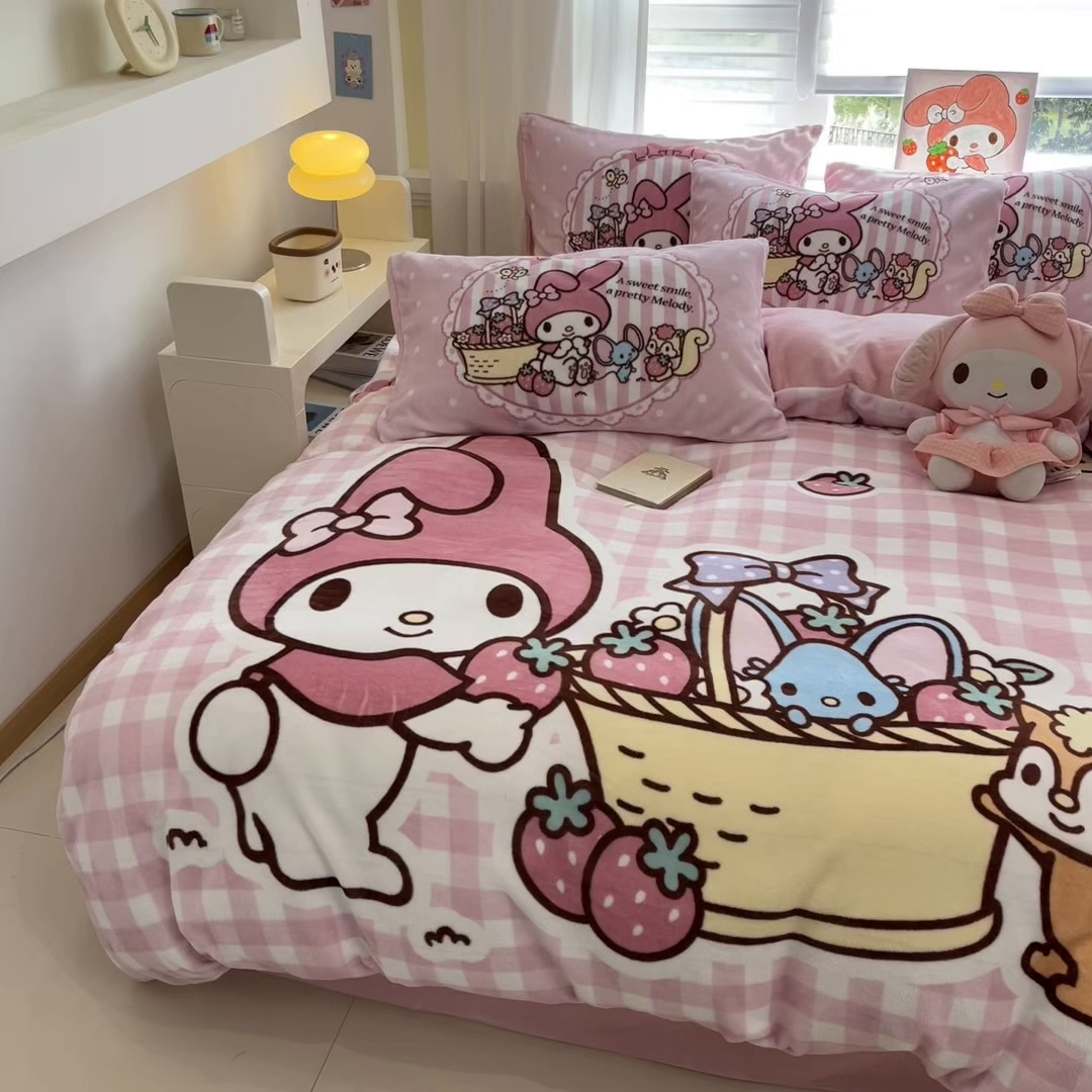 91家纺网 家纺一手货源 找家纺 金爱家 2025新品大版卡通平网数码印花加厚高克重牛奶绒皮卡丘系列四件套 绒大版-野营美乐蒂