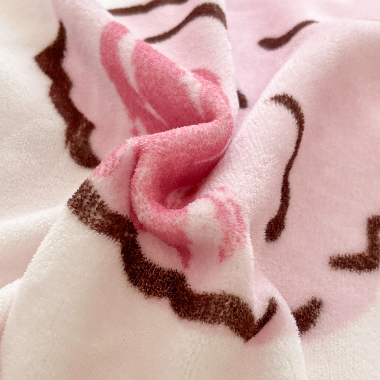 91家纺网 家纺一手货源 找家纺 金爱家 2025新品大版卡通平网数码印花加厚高克重牛奶绒皮卡丘系列四件套 绒大版-babykitty